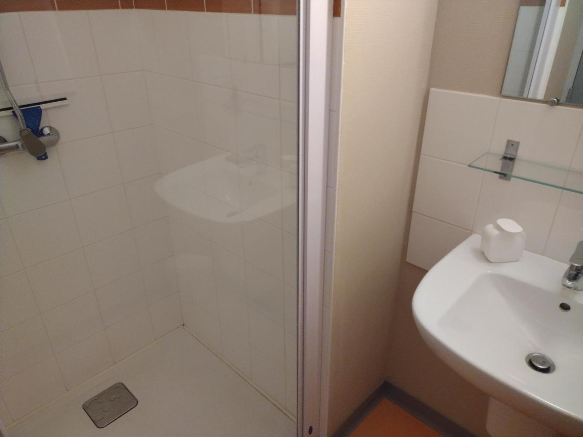 Ostal Scrignac - Gite D'Etape De La Gare Bagian luar foto