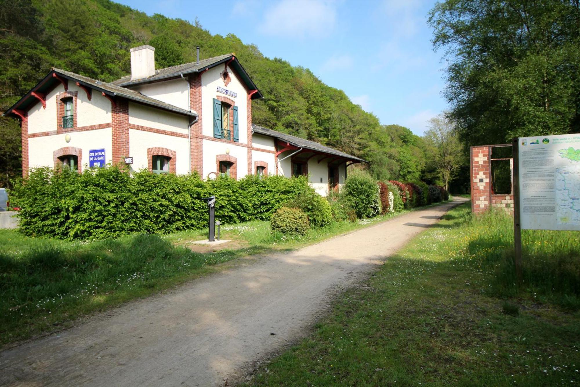 Ostal Scrignac - Gite D'Etape De La Gare Bagian luar foto