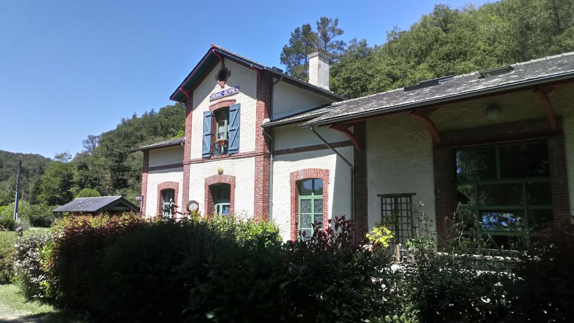 Ostal Scrignac - Gite D'Etape De La Gare Bagian luar foto