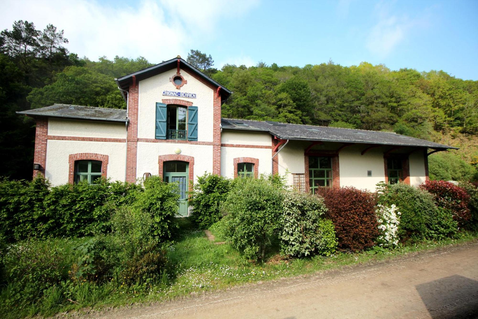 Ostal Scrignac - Gite D'Etape De La Gare Bagian luar foto