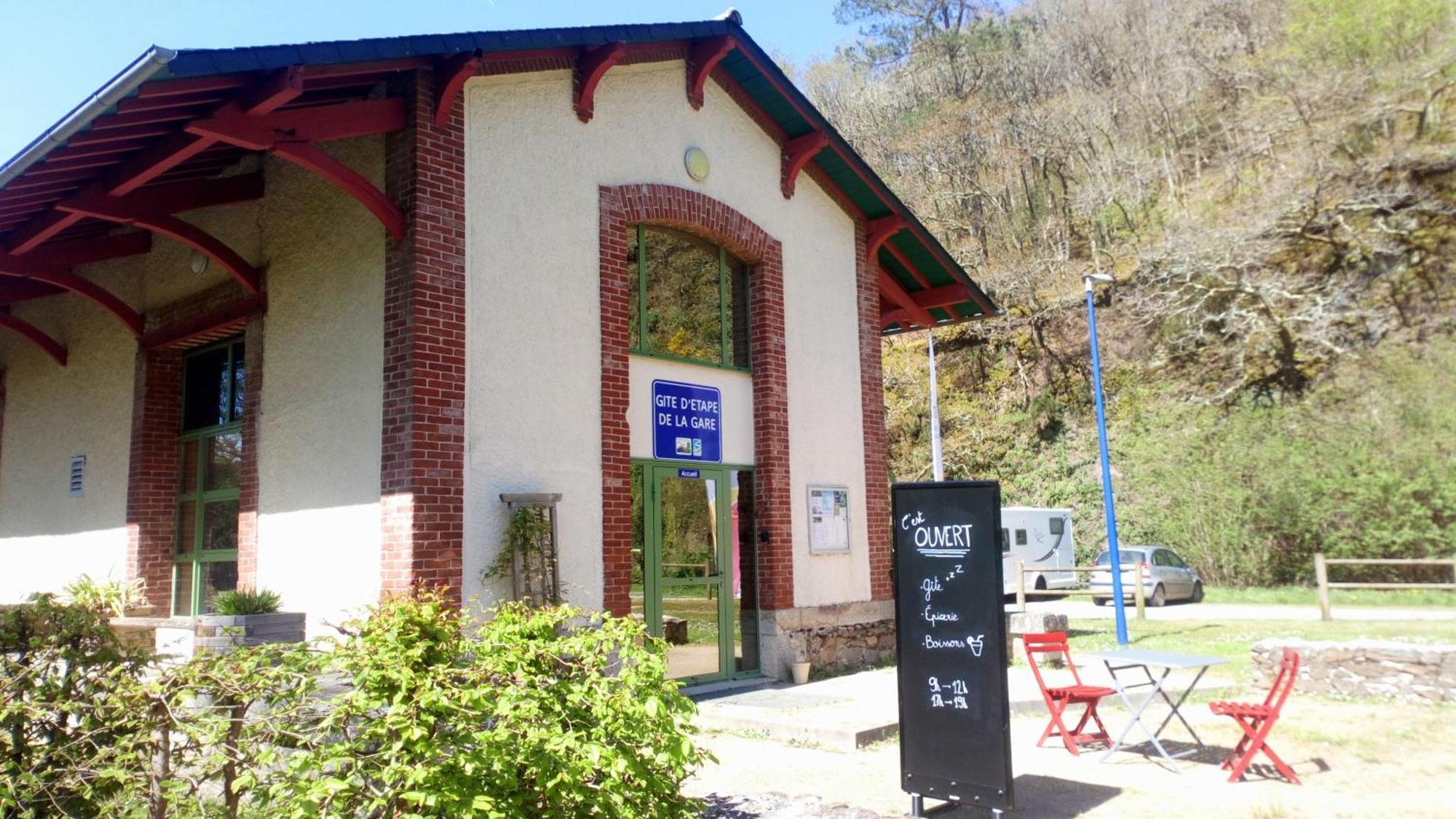 Ostal Scrignac - Gite D'Etape De La Gare Bagian luar foto