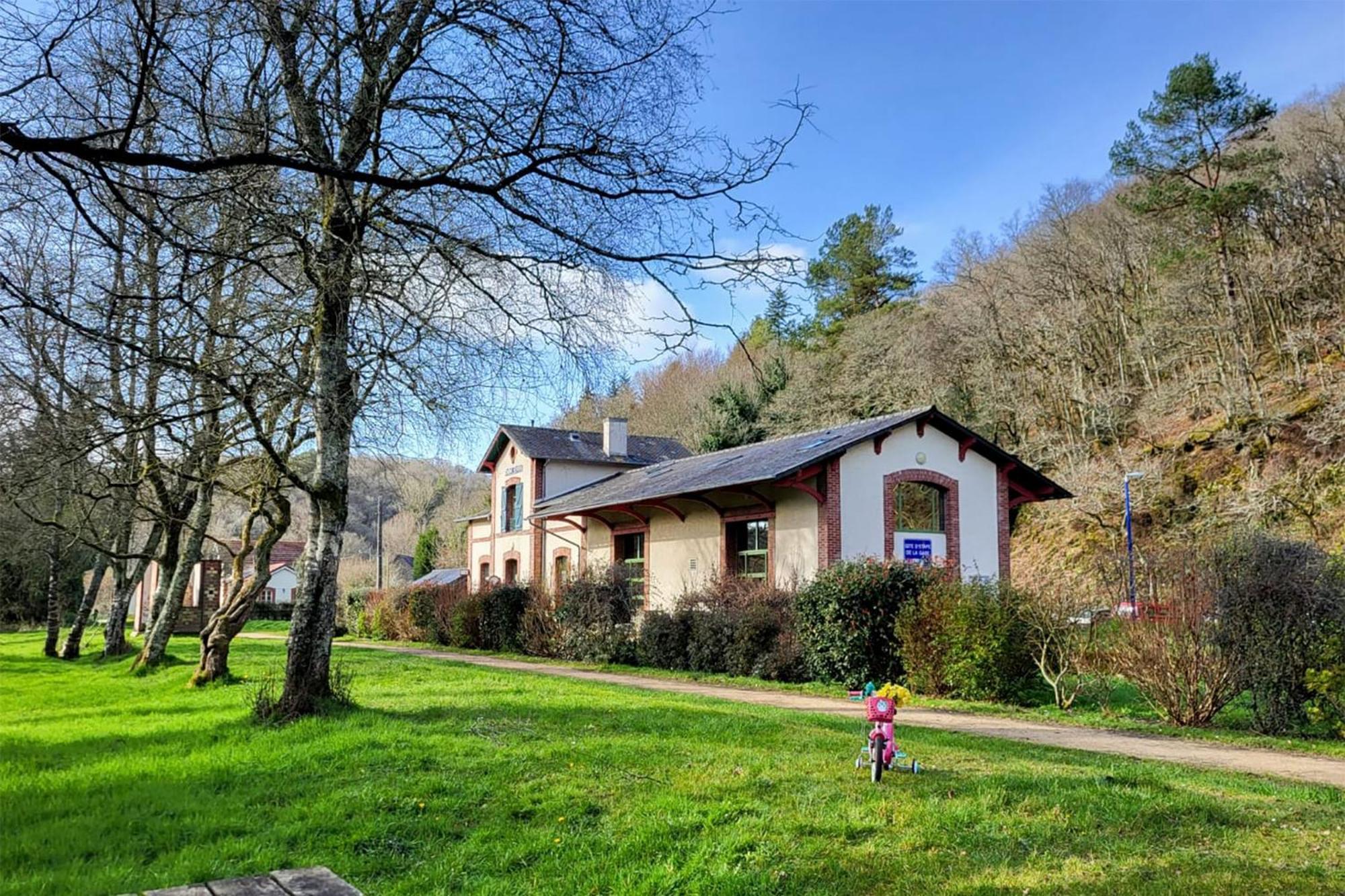 Ostal Scrignac - Gite D'Etape De La Gare Bagian luar foto